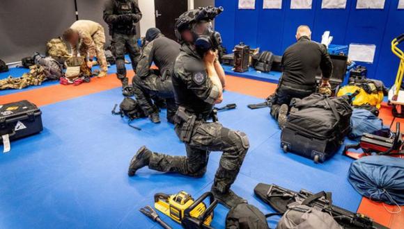 La policía australiana durante el operativo contra el crimen organizado en una foto sin fecha especificada entregada el 8 de junio de 2021. (Foto: Reuters).