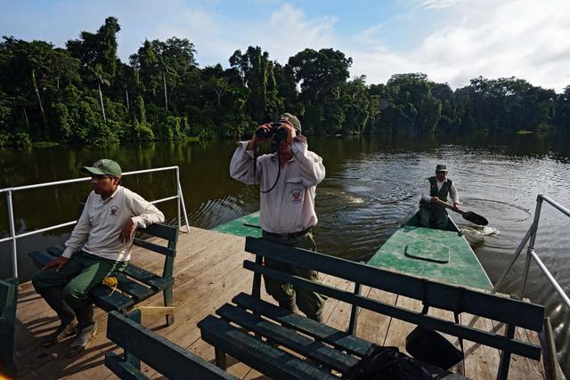 FOTO 9 | Al interior del Parque Nacional del Manu habitan comunidades nativas que conservan sus costumbres, a la par que apuestan por emprendimientos económicos para mejorar su calidad de vida, como es el turismo.