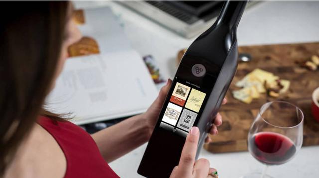 Vino 2.0. Esta botella con pantalla permite evaluar el vino de su interior y saber qué alimentos combinan mejor y a qué temperatura se debe servir.