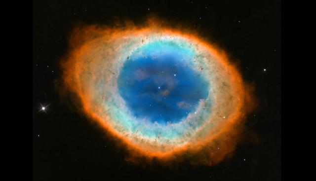 El telescopio Hubble también pudo registrar una imagen de la Nebulosa del Anillo, ubicada a más de 2 mil años luz de la Tierra.  Esta nebulosa es utilizada como ejemplo para describir este tipo de objetos astronómicos. (Hubble Space)