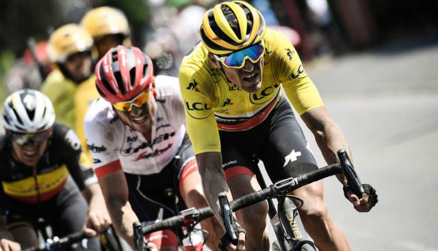 FOTO 6 | 6. ¿Cuánto reporta vestir el maillot amarillo? Depende. Una jornada cualquiera, el premio es simbólico, 500 euros. Ahora bien, lucirlo en el podio final de París, sinónimo de ser el ganador de la edición, viene acompañado de un premio de 500.000 euros. Hay que señalar que, por norma general, los ganadores reparten las primas entre los compañeros de equipo.