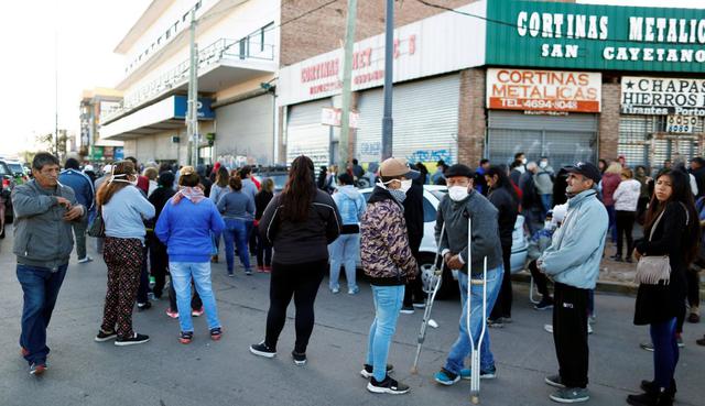 Los jubilados y las personas en planes de asistencia social son vistos en las inmediaciones de un banco en Buenos Aires. (REUTERS/Agustin Marcarian).