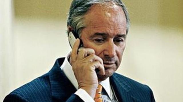 Stephen Schwarzman posee una fortuna de US$ 9,900 millones, según la revista Forbes. Aun así, ha decidido usar un viejo teléfono plegable o con tapa. (businessinsider.com)