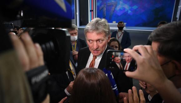 Kremlin spokesman Dmitry Peskov meets with journalists after Russian President Vladimir Putin's annual press conference at the Manezh exhibition hall in central Moscow on December 23, 2021. (Photo by NATALIA KOLESNIKOVA / AFP)