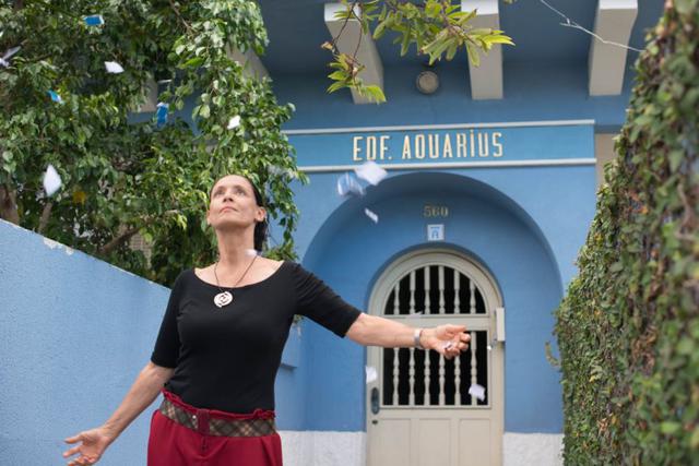 Brasil – Francia: Aquarius – dirigida por Kleber Mendoca Filho. Cuenta la historia de Clara, una burguesa de Recife que tiene unos sesenta años, ex crítica musical, vive en un edificio particular: Aquarius, construído en 1940 sobre la chic Avenida Boa Via