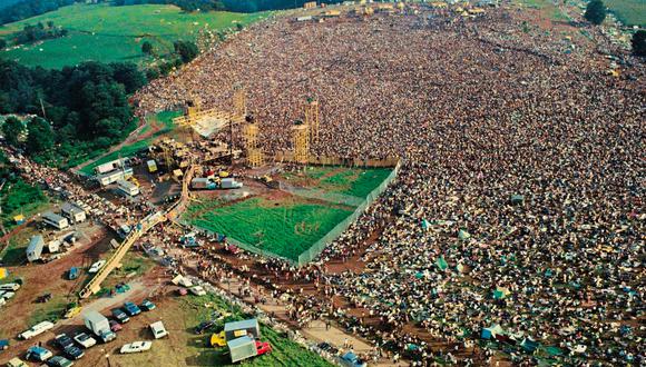 Más de 400,000 jóvenes se reunieron para ver a estrellas de la música como Jimmi Hendrix, Joan Baez, Janis Joplin y Carlos Santana.