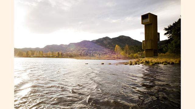 MIRADOR DEL LAGO DE SELJORD (NORUEGA). Al sur de Noruega, en la región de Telemark, se encuentra un lago en el que, según la leyenda, vive una enorme serpiente marina, un monstruo llamado Selma. Aquí se encuentra este mirador de 12 metros de altura, proye