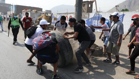 Manifestantes bloquean la Carretera Central atacando algunos vehículos de transporte público que no acataron el paro de transportistas | Foto: Julio Reaño / @photo.gec