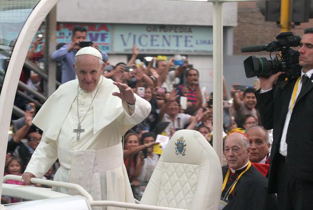 Foto 4 | Entre cánticos y un fervor inusitado, centenares de religiosas procedentes de varios conventos y comunidades de la capital fueron las primeras en llegar al lugar, como indicó a Efe la hermana Mónica de las Siervas del Plan de Dios, convencidas de la importancia de la visita de Francisco a su país.