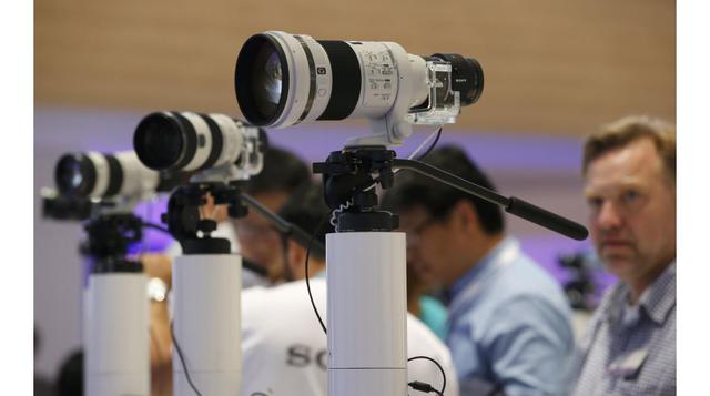 Lentes de cámaras Sony ILCE-QX1 con sensores de 20.1MP son presentadas en la feria de tecnología de consumo IFA en Berlín (Foto: Reuters)