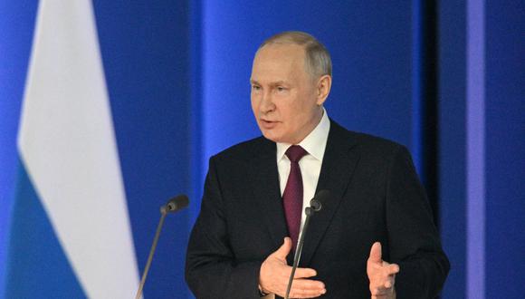 El presidente ruso Vladimir Putin pronuncia su discurso anual sobre el estado de la nación en el centro de conferencias Gostiny Dvor en el centro de Moscú el 21 de febrero de 2023. (Foto de Ramil SITDIKOV / SPUTNIK / AFP)