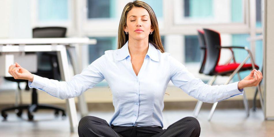 Muchos piensan que mientras más tiempo pasas en el trabajo, mayores son los beneficios en lo profesional y personal, pero la realidad es otra. (Foto: Shutterstock)