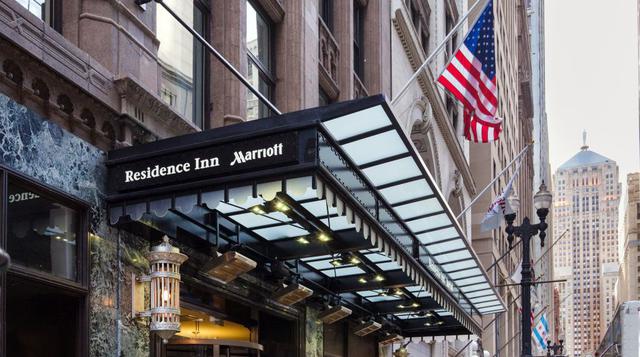 La propiedad se encuentra en la intersección de LaSalle Street y Madison Avenue.