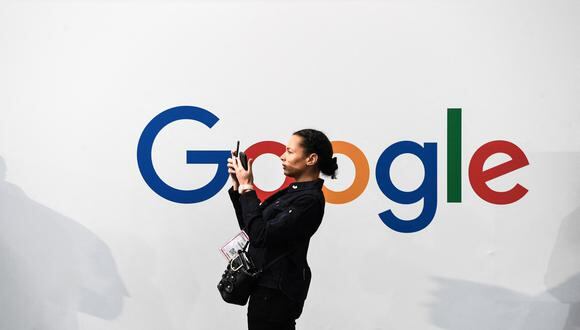 Una mujer frente al logo de Google en un edificio de París. (Foto: ALAIN JOCARD / AFP)