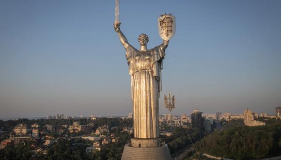 Trabajadores instalan el escudo de armas de Ucrania en el escudo de la estatua más alta del país, el Monumento a la Madre Patria, después de que se retirase el escudo de armas soviético, en Kiev. (Foto: AP)