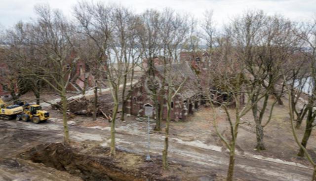 Por lo general, unos 25 cuerpos son enterrados cada semana en la isla, que se encuentra frente a la costa este del distrito del Bronx. A la zona solo se puede acceder en barco. (REUTERS/Lucas Jackson).