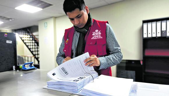 En carrera. Solo en Lima y Callao hay 729 candidatos que ejercen o ejercieron un cargo público. (Foto: GEC)