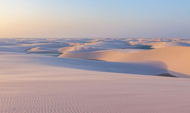 FOTO 2 | Echar un vistazo a las dunas de arena blanca y lagunas de agua de lluvia en el Parque Nacional Dos Lençóis Maranhenses, Brasil.