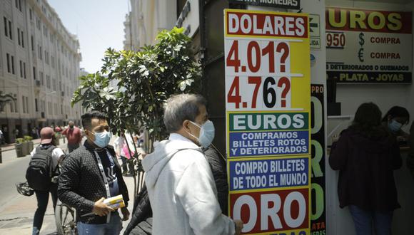 En el mercado paralelo o casas de cambio de Lima, el tipo de cambio se cotiza a S/ 3.985 la compra y S/ 4.030 la venta de cada dólar. (Foto: Joel Alonzo / GEC)