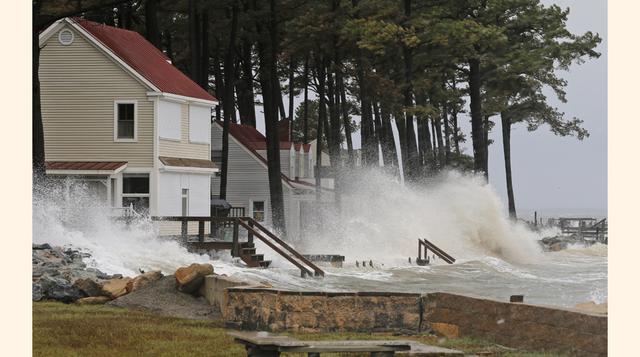 El intenso viento provocó que el mar inunde viviendas en la Bahía de Chesapeake, Deltaville (Virginia, Estados Unidos). (Foto: AP)