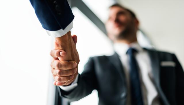 FOTO 4 | 4. No sacarle provecho a las relaciones .No hay que tenerle miedo a que algún familiar, amigo o conocido nos pueda ayudar cuando lo necesitamos, ya sea presentándonos a alguien, informándonos de oportunidades laborales o como referencias. La modestia nos impide presumir nuestros contactos cuando muchas veces son ellos quienes nos abren las puertas o dan una mejor impresión de nosotros.
Recomendación: Haz una lista o diagrama de las personas que pueden ser clave para tu negocio, que puedan aportar y su orden de importancia. Recuerda que un contacto clave solamente es valioso si puede aportar, así que anímate a pedirle un favor cuando lo requieras. (Foto: Freepik)