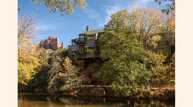 The Inn Above Oak Creek,  Sedona, Arizona. “Un maravilloso lugar para relajarse y despejarse. Servicios convenientes, incluido un hogar a gas. Me encantaron el área tranquila con césped y las reposeras junto al arroyo.”