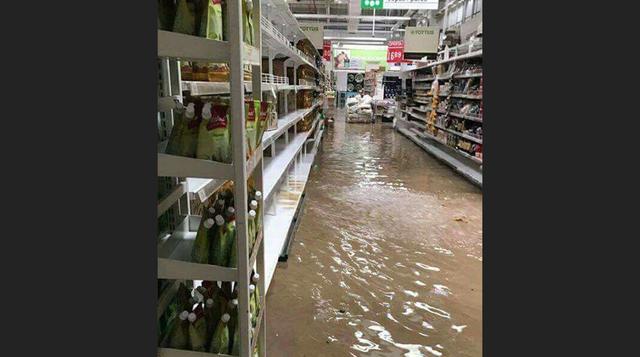 Incluso el agua penetró las instalaciones del supermercado Tottus. (Foto: @leodeperu)