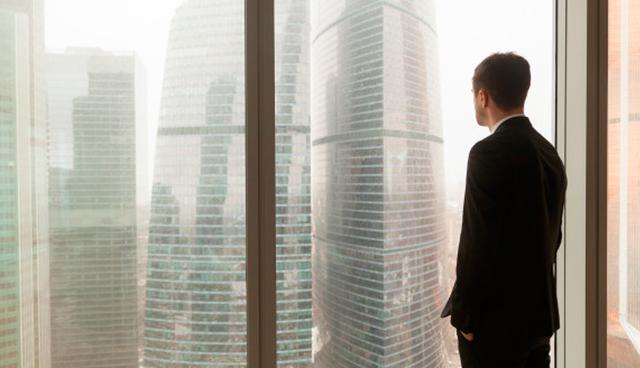 FOTO 5 | Habilidades de gestión
Un buen líder es capaz de guiar a su equipo ayudándolo a atravesar cambios y a utilizar de manera inteligente los recursos. Para que esto sea posible el líder necesita:

Adaptarse a los cambios tecnológicos y del entorno y empoderar a su equipo para salir de la zona de confort.
Tomar decisiones de manera oportuna y asumir las consecuencias de estas.
Manejar el tiempo de manera eficiente, para cumplir con sus responsabilidades con puntualidad. (Foto: Freepik)