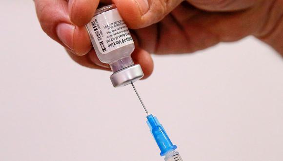 Esta novedosa tecnología para la producción de inmunizantes fue la utilizada en las vacunas que Pfizer y Moderna desarrollaron contra la COVID-19. (Foto: AFP).