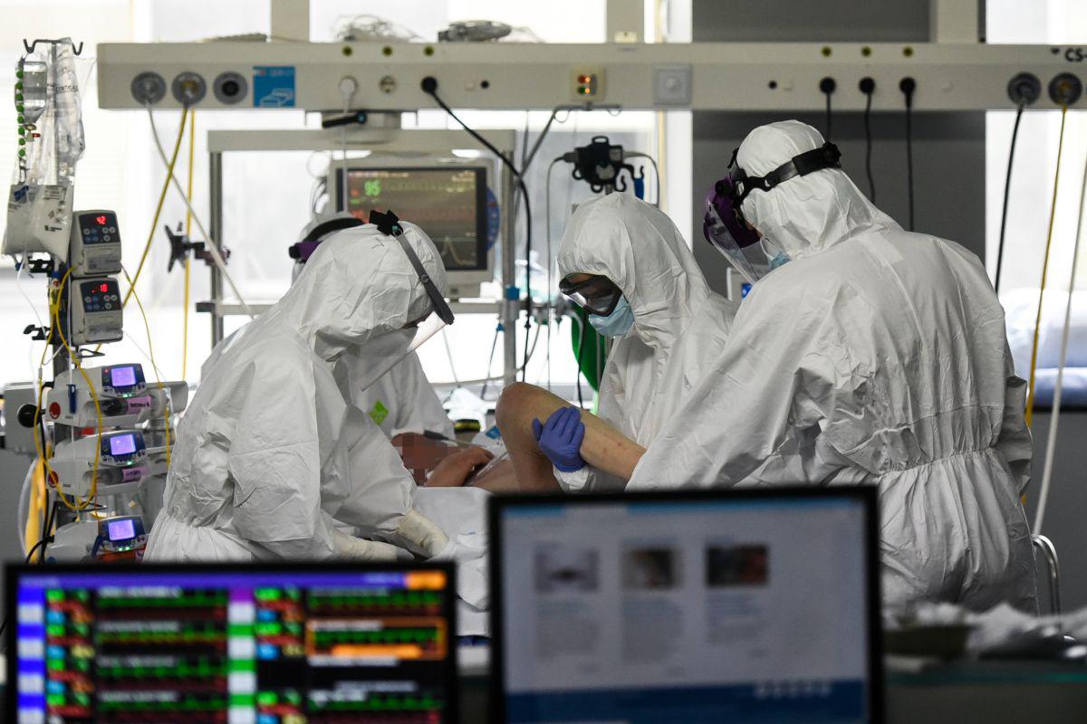 Los trabajadores de la salud atienden a un paciente con coronavirus en la Unidad de Cuidados Intensivos del Hospital Universitario de La Paz, en Madrid, España. (Foto: AFP/Pierre-Philippe Marcou)