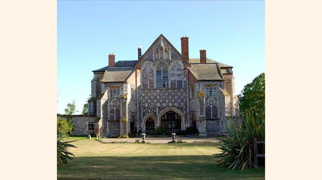 Castillo Butley Priory – Suffolk, Inglaterra. Precio por noche en grupo: 815 euros. Precio por persona: 54.50 euros. (Foto: Forbes)