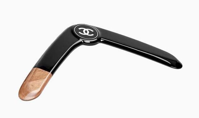 Chanel y su boomerang En mayo de este año, la firma de moda Chanel anunciaba una pieza más para su colección deportiva de lujo. Se trataba de un  boomerang , una pieza de madera y resina con los colores de la marca, producto que no solo impresionó por su 