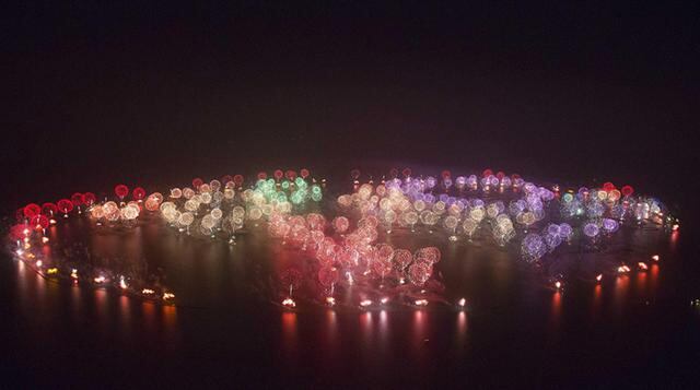 El mapa más grande de fuegos artificiales En el año 2013 las “islas mundo” de Dubai lanzaron su propio show pirotécnico. Desde las 300 pequeñas islas que dibujan el mapamundi se dispusieron proyectiles que dibujaban los contornos de los continentes.
