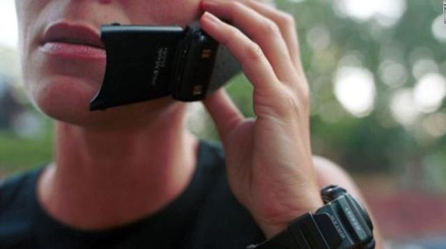 Muchos japoneses acostumbrados a años de deflación se contentan con un antiguo teléfono plegable que ofrece llamadas de voz, correo electrónico y servicios básicos de internet. (Foto: Reuters)