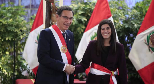 María Antonieta Alva saluda al presidente Martín Vizcarra, tras juramentar como nueva ministra de Economía.