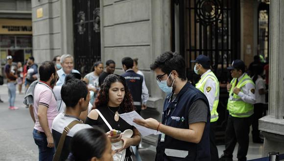 Extranjeros en situación irregular acceden a la sede de Migraciones, en Cercado de Lima, para recibir ayuda al realizar el trámite. (Foto: Joel Alonzo/ @photo.gec)