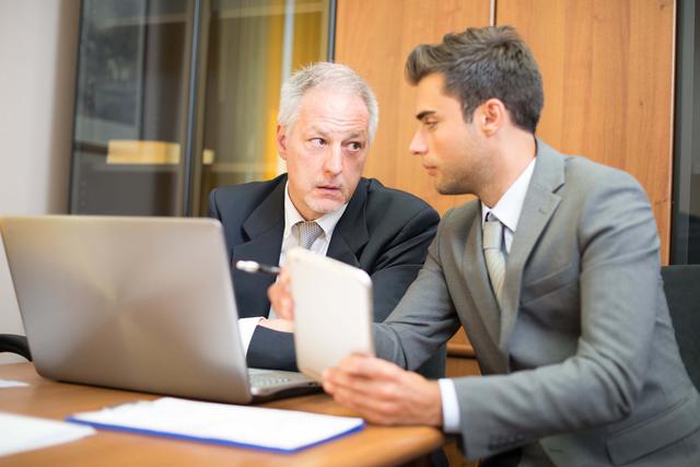 Foto 5 | Hay que tener en cuenta que existen ciertos empleados con un liderazgo que no va con su función y responsabilidad. Son líderes de opinión con un gran nivel de impacto en los demás. Conviene identificarlos y conocer qué están transmitiendo. Es bueno saber si son constructivos para utilizarlos en la gestión del cambio o para que ayuden a motivar a los demás. Este tipo de líderes debe estar involucrado por parte de la organización sin ningún tipo de agobio. Incluso si estos líderes resultan negativos conviene tenerlos identificados y también informados acerca de la versión oficial de la compañía. (Foto: Thinkstock)