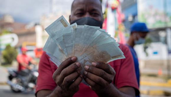 Una persona muestra billetes de bolívares, el 17 de enero de 2022, en Caracas (Venezuela). (Foto: EFE/ Rayner Peña R.).