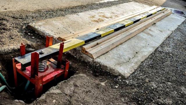 El Rompemuelle Bomba es un proyecto liderado por Sandra Vergara de la PUCP, que aprovecha el peso de los autos para bombear agua en lugares que no cuentan con una red de cañerías.