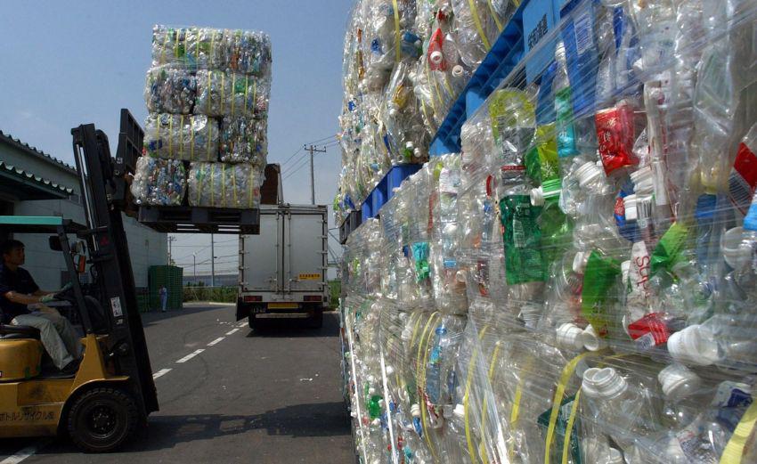 La industria local del plástico cada vez utiliza productos reciclables, los cuales participan en un proceso denominado economía circular. (Foto referencial: AP)
