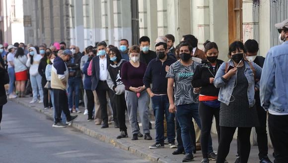 Ciudadanos hacen fila para votar el plebiscito constitucional hoy, en Santiago, Chile. (Foto de Elvis González / EFE).