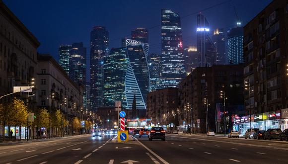 Rascacielos iluminados de noche en el Centro Internacional de Negocios de Moscú (MIBC), también conocido como la ciudad de Moscú, distrito de Moscú, Rusia, el jueves 21 de octubre de 2021. Photographer: Elena Chernyshova/Bloomberg