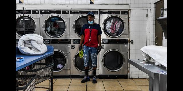 FOTO 11 | Estados Unidos. Un empleado de una lavandería en Miami. Gregory Stark se siente afortunado de tener un trabajo y se siente obligado porque no todos tienen una lavadora en casa. Todo el día lleva cubrebocas y guantes para mantenerse protegido mientras ayuda a los clientes a traer sus ropas de sus autos y clasificarlas. Foto Afp / Chandan Khanna