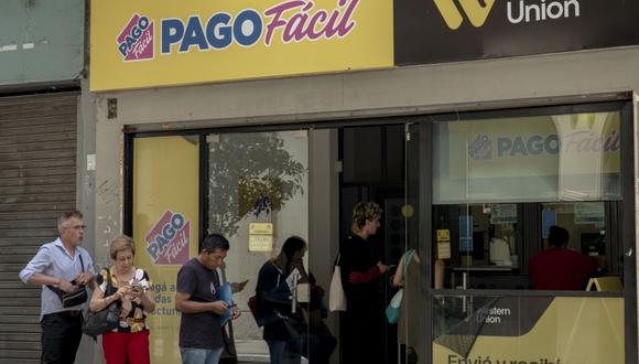 Clientes hacen fila en un local de Western Union en el distrito financiero de Buenos Aires, Argentina, el martes 21 de noviembre de 2023.