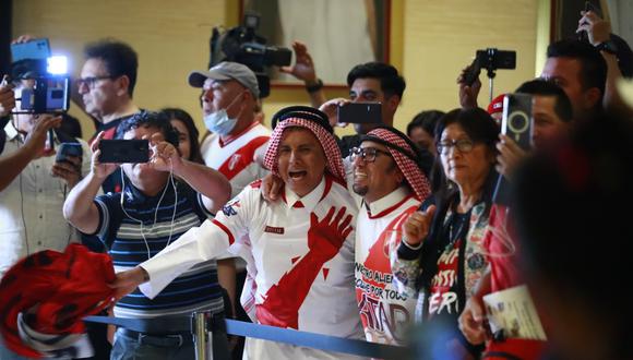 La fiesta peruana no ha dejado indiferente a nadie en Qatar: alrededor de 450 aficionados se juntaron en el hotel de concentración de la selección con camisetas rojiblancas, tambores, trompetas, con saltos y cánticos, ataviados con bufandas y algunos incluso con atuendos de coloridos reyes incas, a los cuales los cataríes miraban asombrados y pedían fotos. Fotos: Daniel Apuy / @photo.gec
