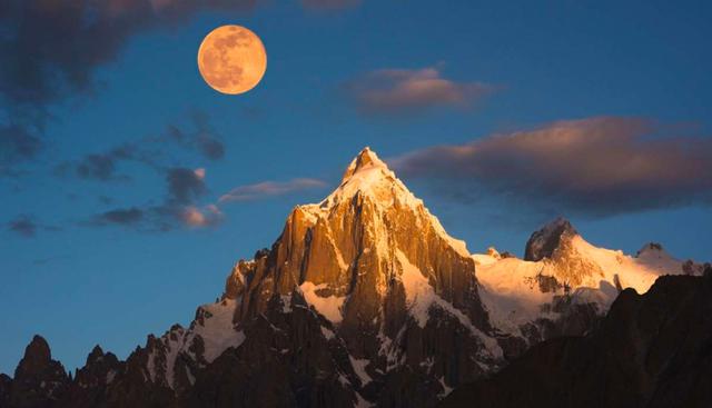 FOTO 6 | Pakistán
Pakistán seguramente no será el país en el que más comodidades encuentres durante tu viaje, ya que todavía no ha sido descubierto por la gran masa de turistas. La multitudinaria población que ocupa este país hace que se sitúe entre uno de los más poblados del mundo, algo que a su vez se ve reflejado en la multitud de las culturas provenientes de varios grupos étnicos. La duda que todas las personas tienen a la hora de viajar a Pakistán es si se trata de un país seguro. Aunque en este país pueda seguir habiendo algunos conflictos políticos, lo ideal es informarse bien para atravesar aquellas zonas que no son peligrosas (que son muchas) y puedan satisfacer la curiosidad de aquellos viajeros que buscan aventuras.