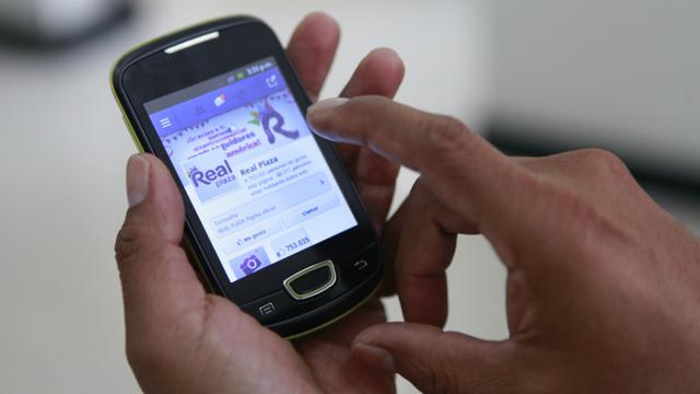 6 La modalidad “Postpago” la dominan Claro y Telefónica, con 4 y 1.2 millones de líneas hasta diciembre de 2015. En esta modalidad, Entel, Telefónica y Viettel Perú redujeron en 50%, 23% y 81%, respectivamente.