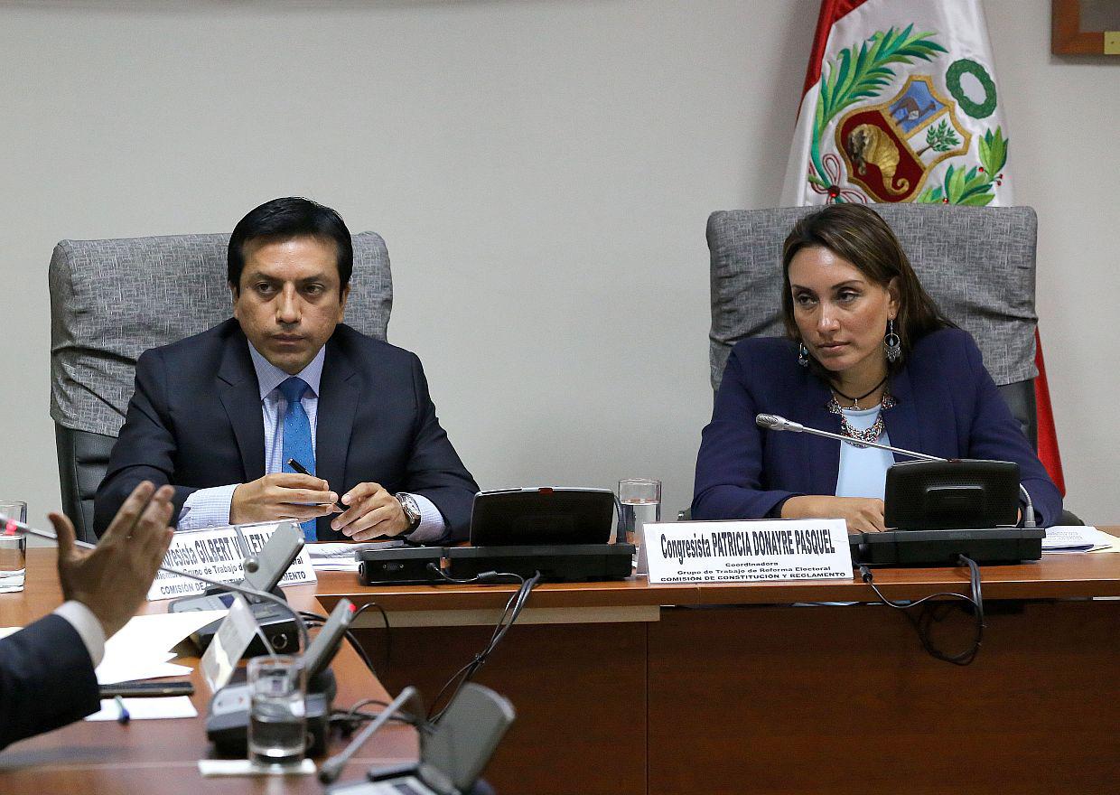 Gilbert Violeta y Patricia Donayre, ambos miembros de Peruanos por el Kambio. (Foto: Congreso de la República)