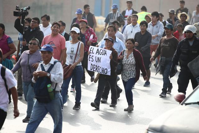 Manifestantes con carteles en mano denunciaron que no cuenta con el servicio desde hace años.&nbsp;(Fotos: Giancarlo Ávila)