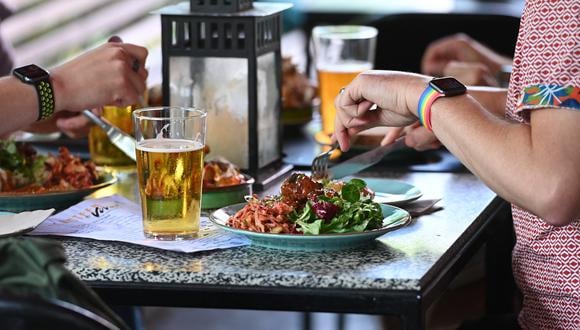 Restaurantes operan hasta con 50% menos personal, según indica el gremio Ahora Perú. (Foto de Ashley Crowden / AFP)